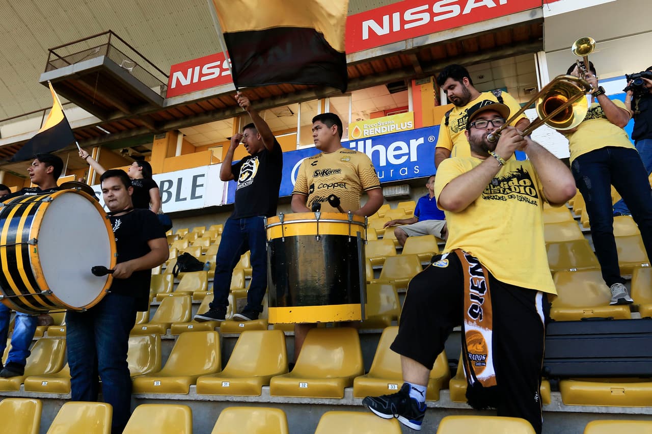 Una alegre banda animó y le dio sazón a la primera práctica de Diego Maradona al frente de los Dorados.