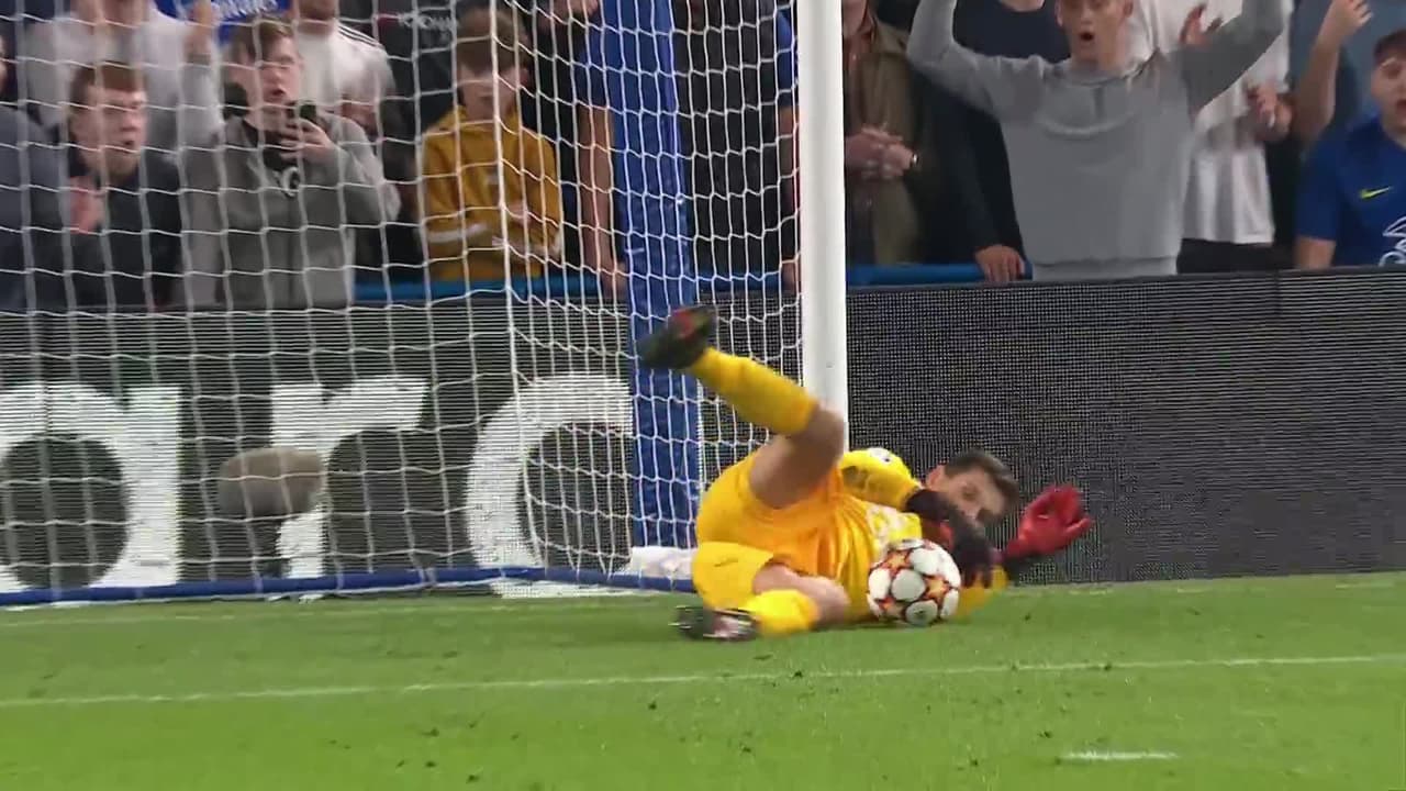 ¡TIRO ATAJADO! disparo por Hakim Ziyech.