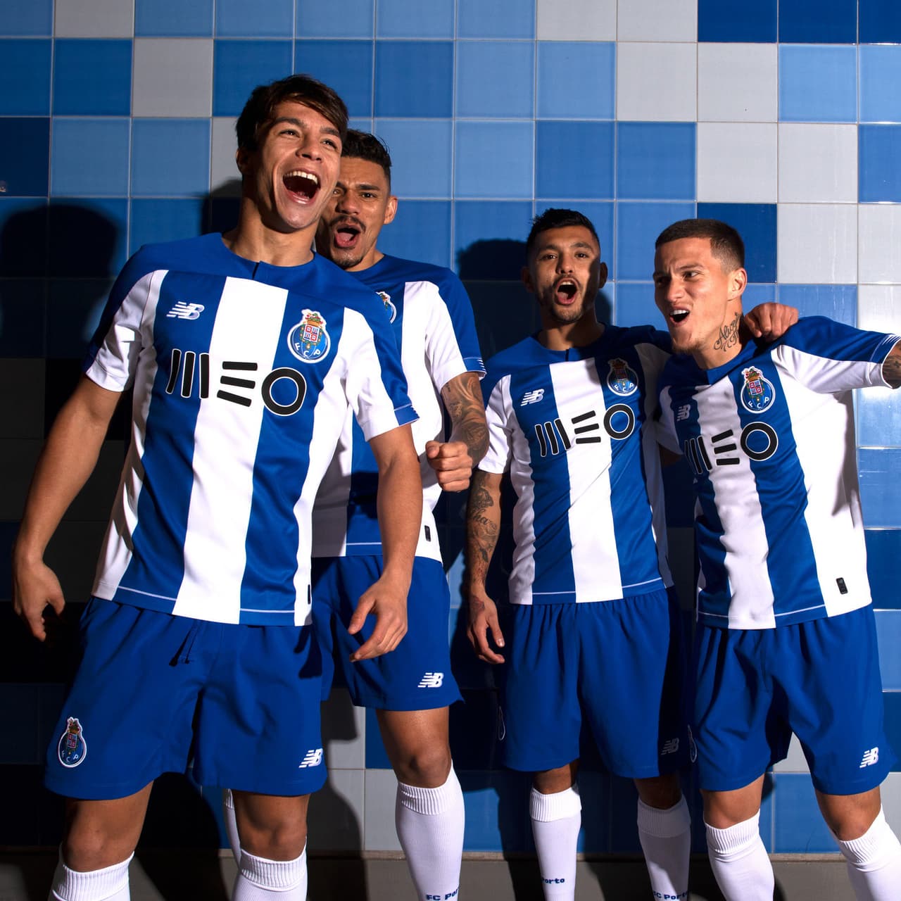 La pasión del Dragao y toda su afición en esta nueva temporada del fútbol europeo tendrá de nuevo las franjas gruesas en su playera. Pocos cambios, de hecho, tendrá la nueva prenda siendo el más notorio el de los hombros donde ya no existe el blanco sino que predomina el azul.