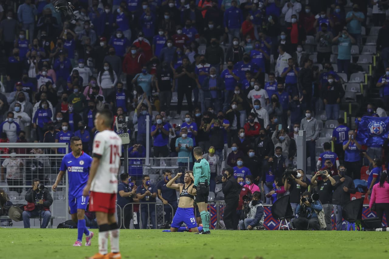 Así celebró Giménez el gol que le dio tranquilidad a Cruz Azul y el pase a las Semifinales del Guard1anes 2021.