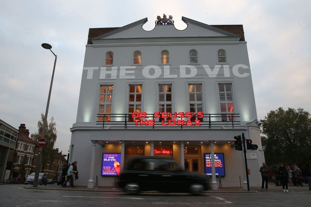 A finales del 2017, por lo menos 20 jóvenes lo acusaraon por conducta sexual inapropiada en el teatro Old Vic de Londres.