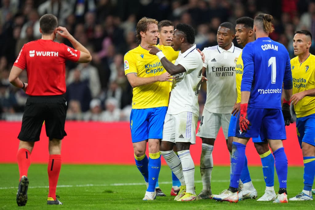 Los ánimos se calentaron entre Alex Fernández y Vinicius durante el primer tiempo, lo que obligó a los otros jugadores a intervenir.