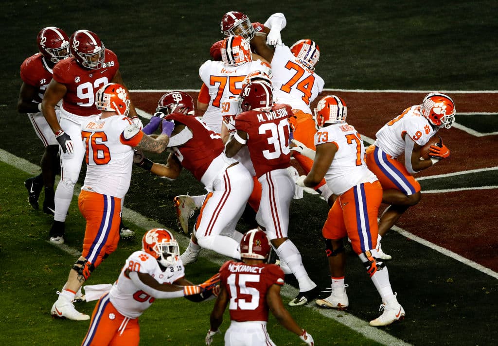 Y el gusto y la sonrisa de ir comandando este CFP National Championship Game se le borró ipso facto a los fans de 'Bama. Travis Etienne volvió a timbrar en la zona de anotación.