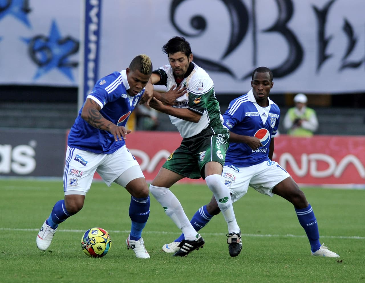 El poderío físico de Torres, junto a sus cambios de imagen, son una característica del jugador panameño. Su buen juego aéreo es una ficha clave.