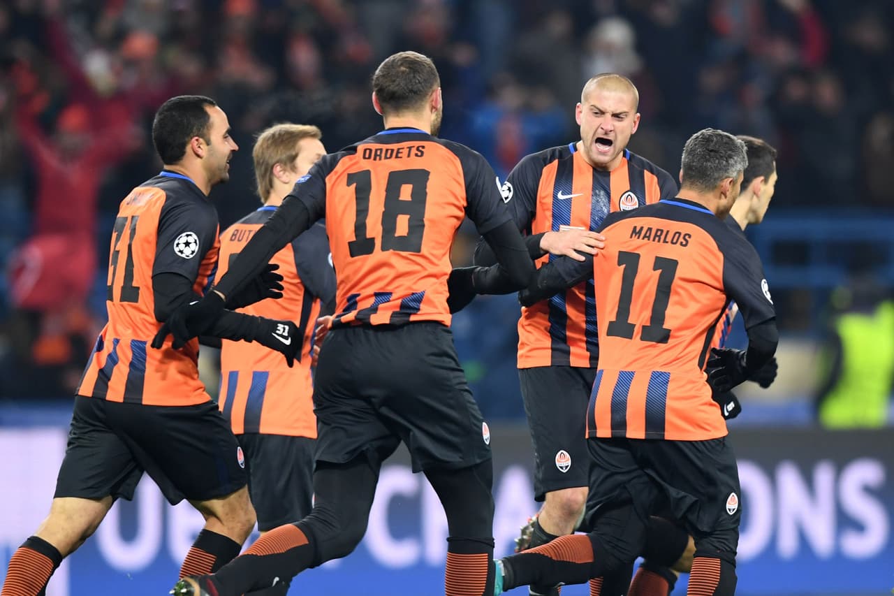 Aún con la serie abierta, Shakhtar dio el primer paso con su victoria 2-1 contra Roma en el partido de ida de los octavos de final de la Champions League, en una gran remontada.