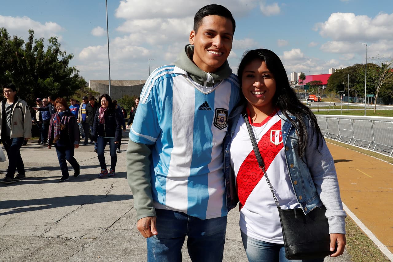 El Arena Corinthians vibró este sábado en la previa del juego entre Argentina y Chile por el tercer lugar de la Copa América. Las dos Finales pasadas en las que La Roja venció aún están en el recuerdo de la Albiceleste, pero más allá de eso se vivió con mucha alegría en las tribunas.