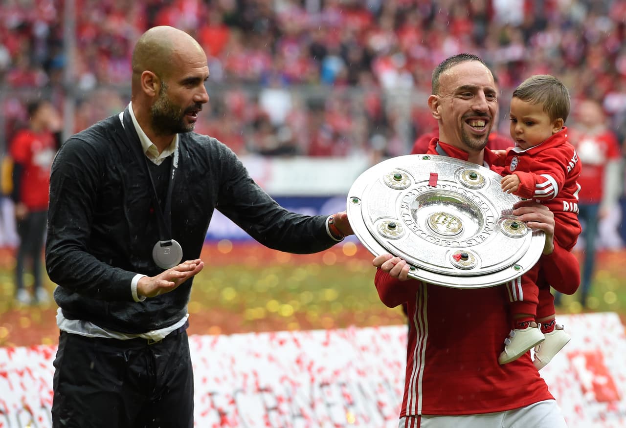 El francés, cuando Pep se fue del equipo y se confirmó la llegada de Carlo Ancelotti, aseguró que
<b>"por un entrenador como Ancelotti </b>yo sí me como el césped. Sabe cómo tratar a los jugadores. Necesito a gente como él,
<b>Heynckes </b>o
<b>Hitzfeld</b>".