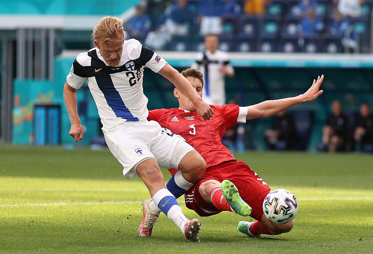 Rusia consigue su primera victoria tras derrotar 1-0 a Finlandia durante la segunda jornada del Grupo B en la Euro 2020. Parecía que los visitantes ponían el primer gol del encuentro pero, tras revisión del VAR, se anulaba la anotación. Ya al filo de la primera mitad, Aleksei Miranchuck anotó el tanto que le dio la victoria a los rusos en San Petersburgo.
