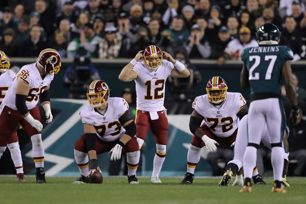 Colt McCoy (12) quien suplía al lesionado Alex Smith, salió lesionado pronto en el partido, tuvo una fractura de tibia que lo alejará de los emparrillados por lo que resta de la campaña.