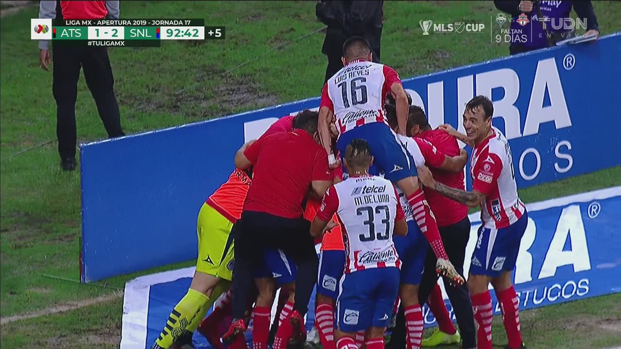 ¿A lo Atlas? Despeje del portero y gol del San Luis ante marco desguarnecido para el 1-2