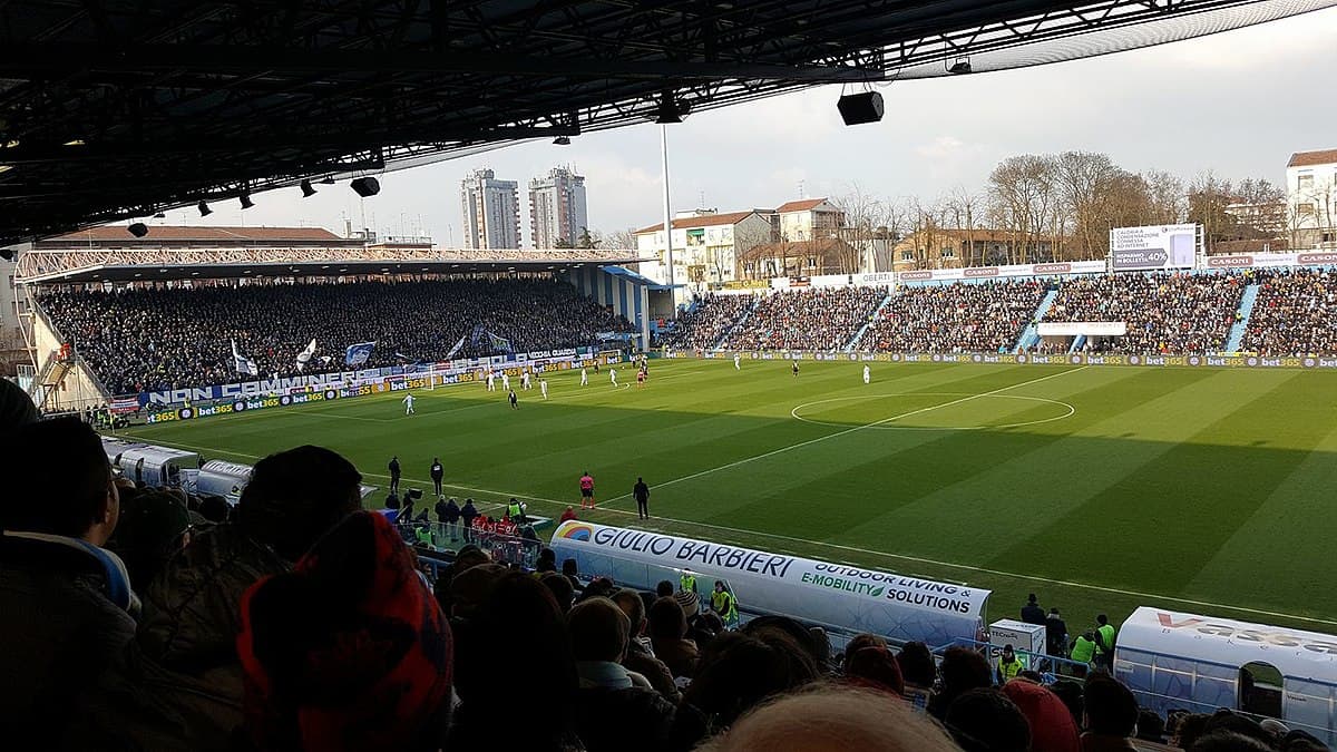 <b><i>Stadio</i> Paolo Mazza - </b>SPAL (Italia): su apertura se dio en 1928, por lo que el estilo es antiguo. Así como el del Girona, el hecho de tener oslo una bandeja en sus tribunas lo hace parecer un recinto de otras latitudes, sobre todo del sur de las Américas. Tiene capacidad para 16.000 espectadores.