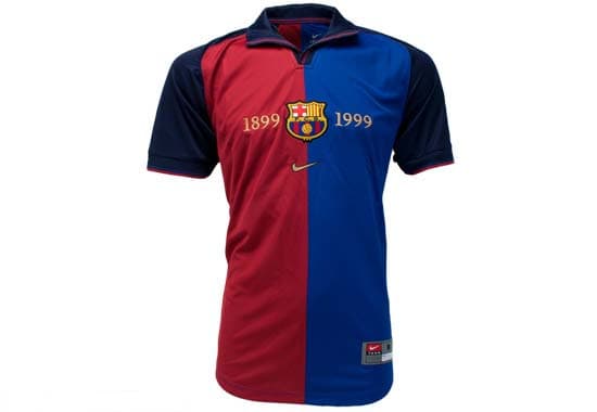 En el año 1999 el F.C. Barcelona cumplió 100 años de historia y por eso jugaron con esta playera conmemorativa en esa temporada.