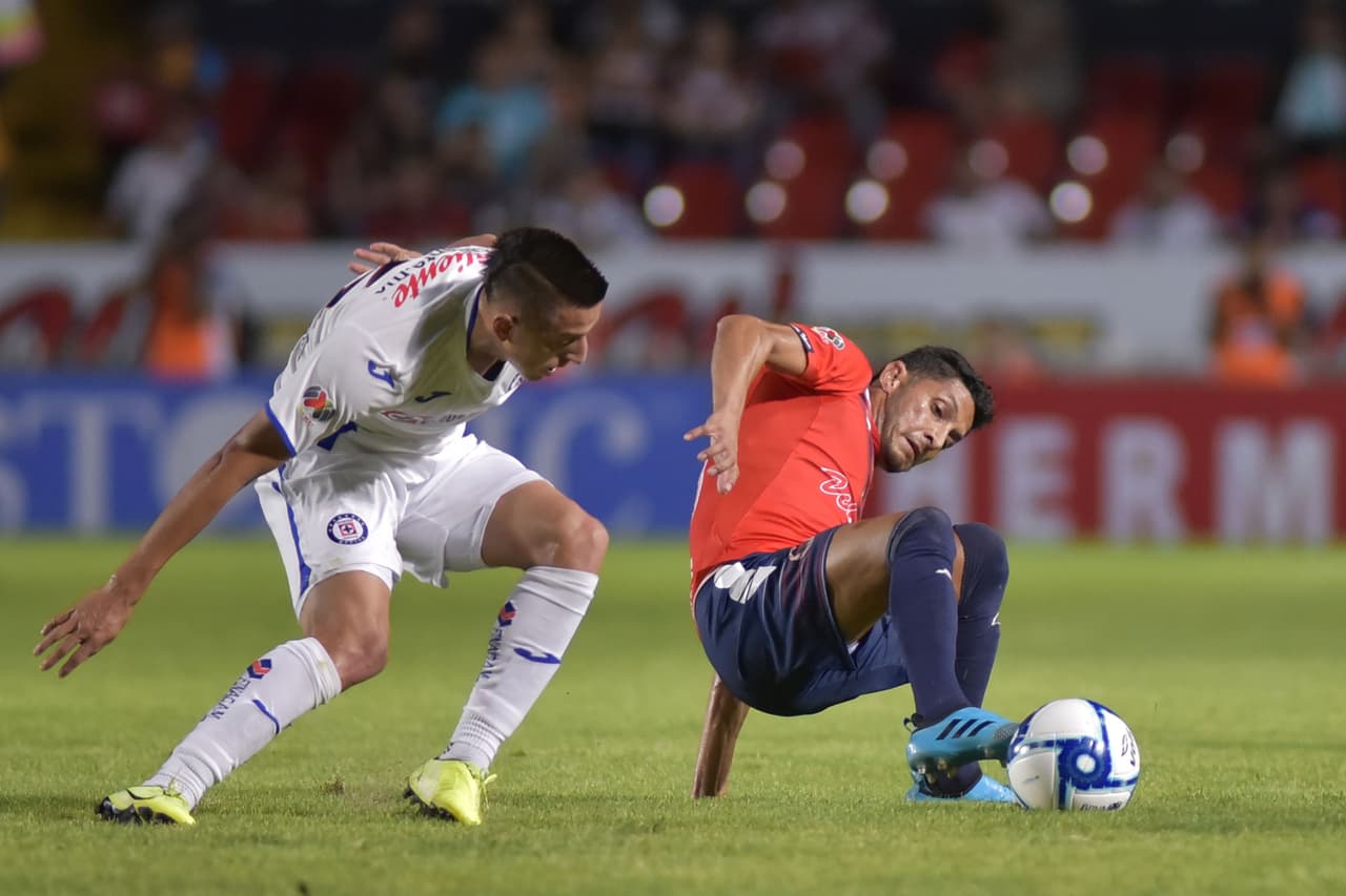 Ángel Reyna se enfrenta al 'Piojo' Alvarado y termina perdiendo el balón.