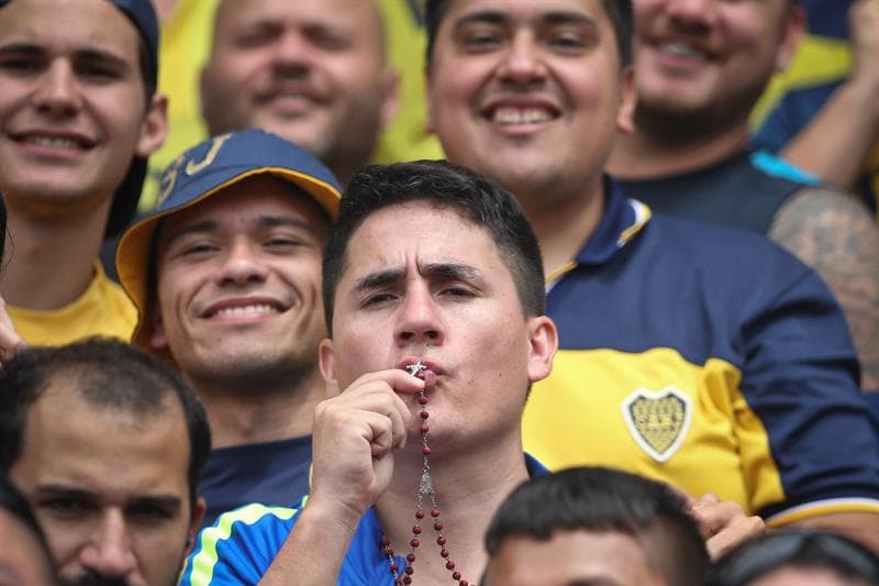 Los hinchas de Boca Juniors y River Plate viven con pasión la ida en la final de Copa Libertadores. Los xeneizes lo disfrutan en La Bombonera, mientras los 'millonarios' apoyan en el Monumental, pues no pueden ir al estadio de su rival.