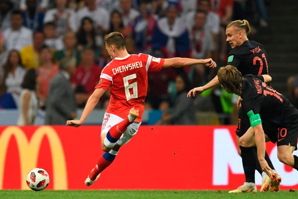 Sin embargo fueron los rusos quienes plantaron cara y a los 31 minutos tomaron la iniciativa. Denis Cheryshev sacó un potente zapatazo desde unos 25 metros de la portería de Subasic.