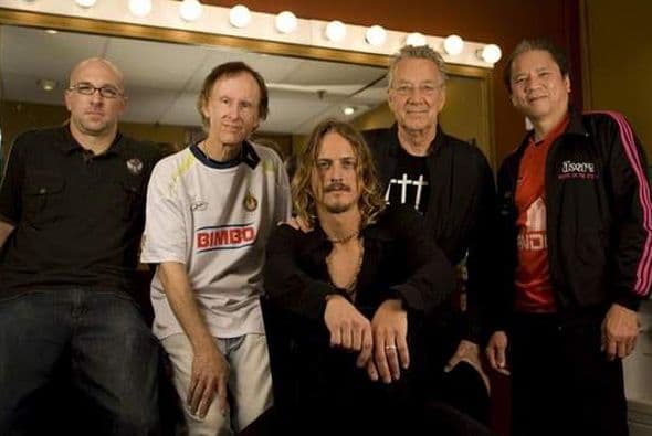 Integrantes del legendario grupo 'The Doors' también se enfundaron en la playera del rebaño. (Foto: Twitter)