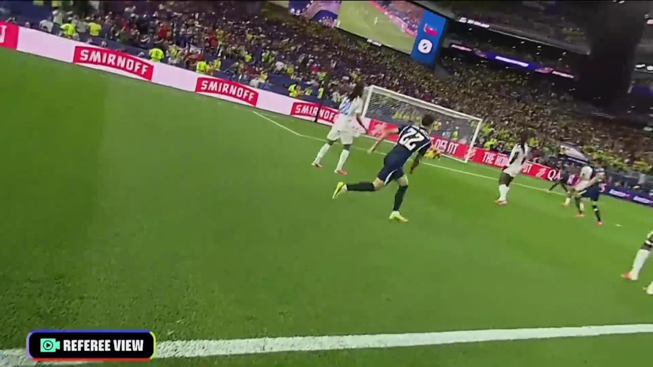 ¡Iba a ser un golazo! Martinelli buscó el ángulo pero le dio al travesaño