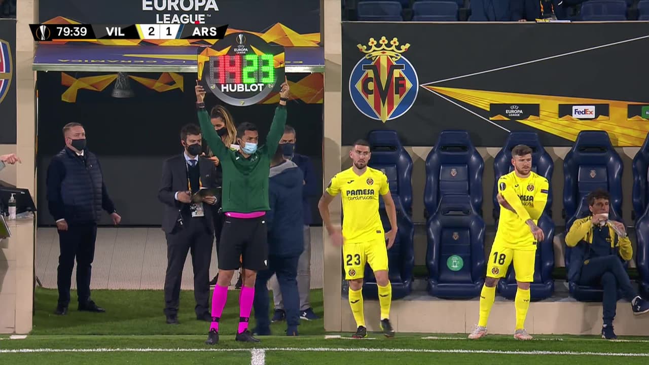 ¡Tarjeta Roja! Etienne Capoue recibe la segunda amarilla y se va del juego.