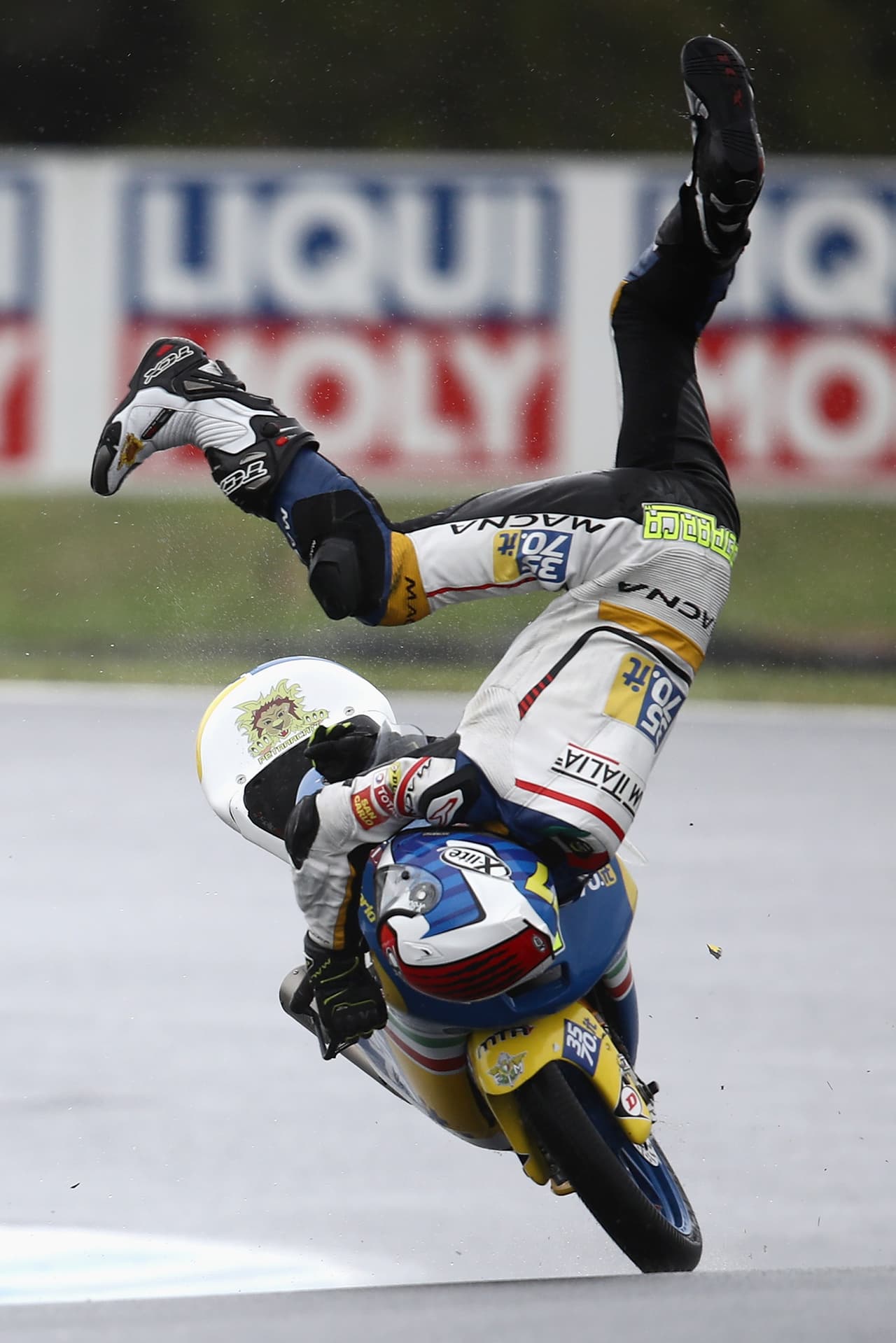 A pesar de lo aparatoso de la caída de Lorenzo Petrarca durante la práctica del Gran Premio de Australia en el Mundial de Moto GP, el piloto salió a salvo.