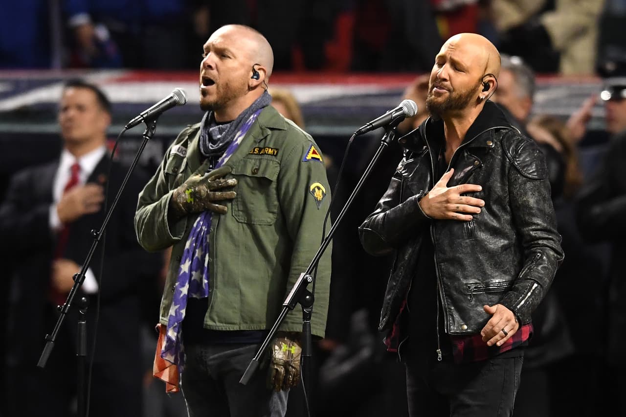 Chris Lucas (izq.) y Preston Brust del duo de música country LoCash tuvieron el honor de cantar el himno de Estados Unidos previo al partido.