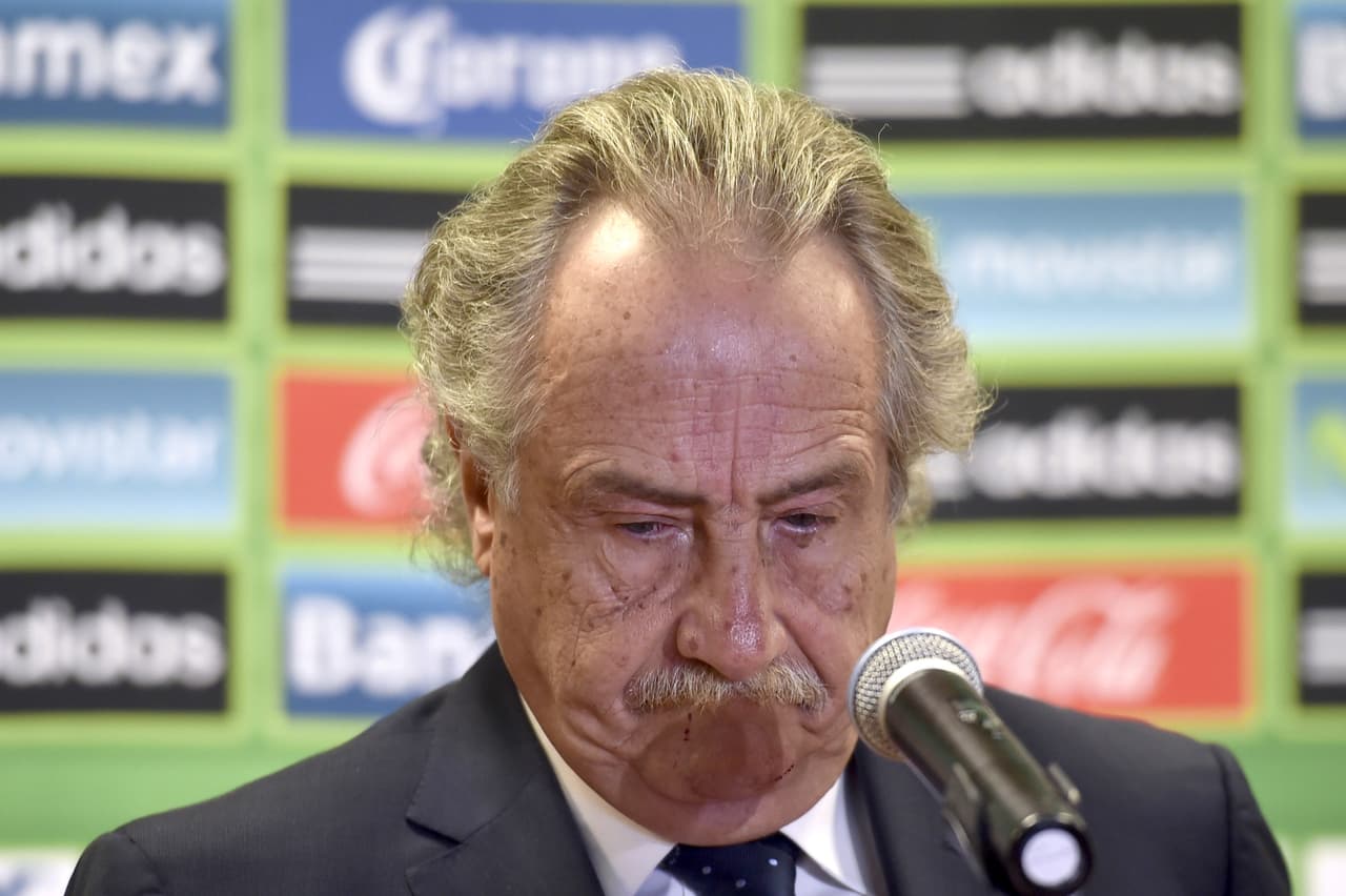 En una de sus primeras grandes decisiones, se vio obligado a despedir a Miguel Herrera por el pleito que protagonizó con Martinoli.