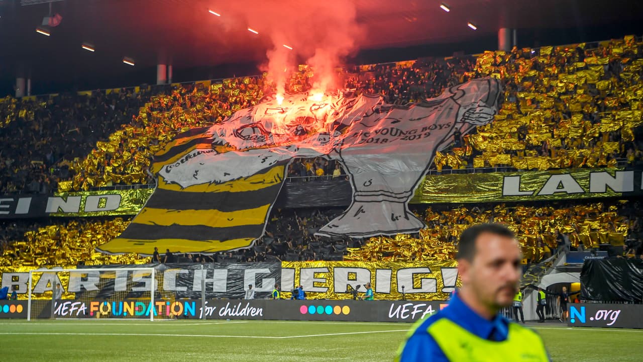 Aunque la mancha llegó con las bengalas presentes en el tifo con el que recibieron a los equipos. Seguramente les caerá una sanción.