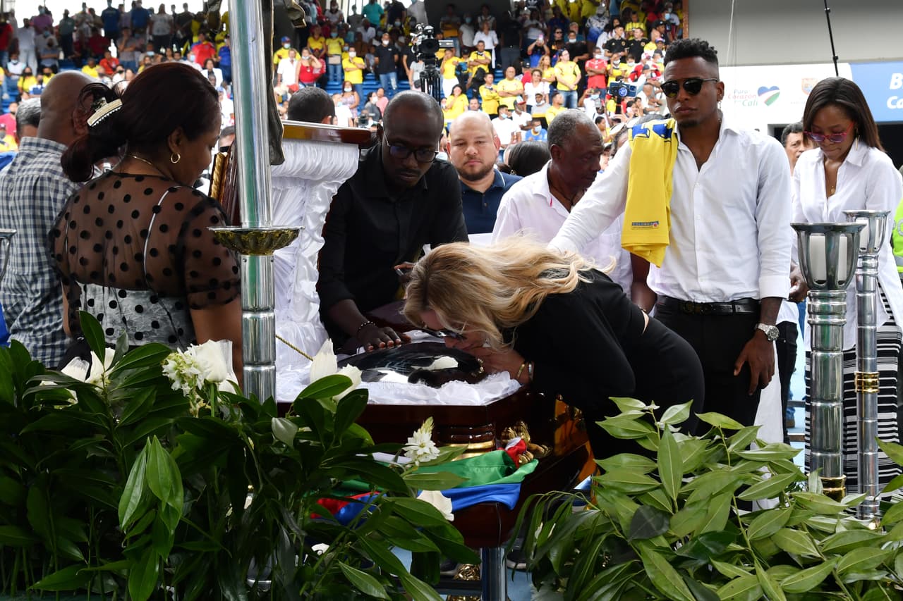 Familiares, amigos, exjugadores y aficionados le dieron el último adiós a Freddy Rincón en el Estadio Pascual Guerrero de Cali.