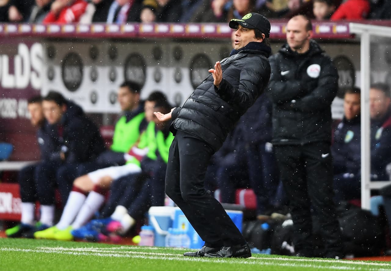 El italiano Antonio Conte no aprovechó la oportunidad para alargar su ventaja arriba en la Premier League, pero el técnico se mantiene rumbo a su primer título en el fútbol inglés.