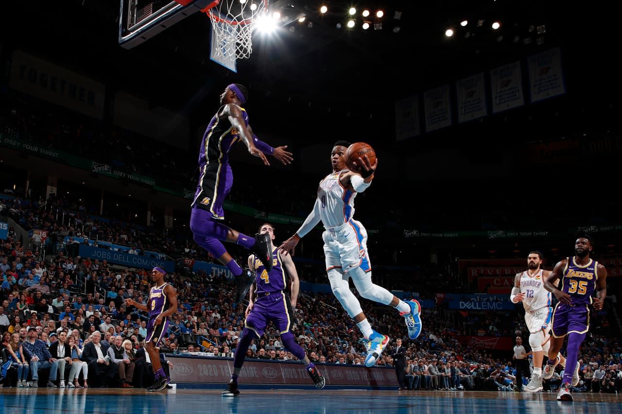 Sus registros tuvieron 20 rebotes y 21 asistencias, consolidando una actuación histórica con un triple-doble por encima de la barrera de los 20.