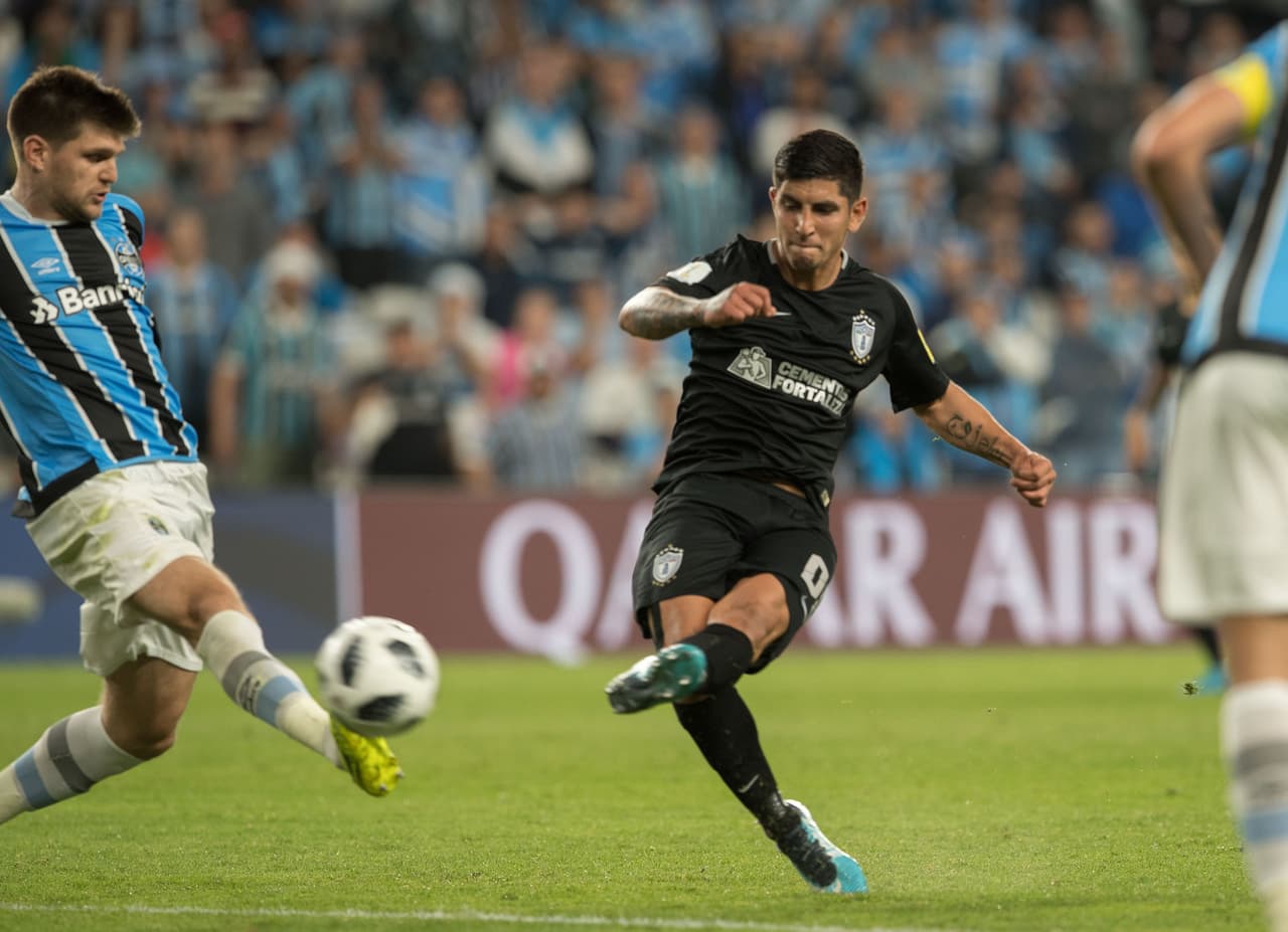 Eso le ayuda para abrir espacios cuando Pachuca ataca a sus rivales. Además tiene un estupendo disparo de media distancia y gol.