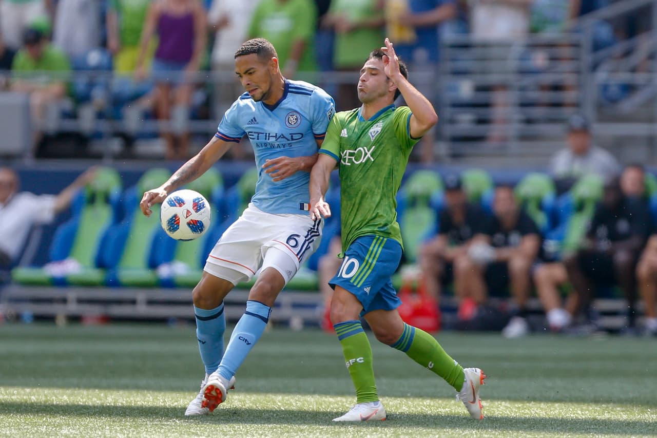 Alex Callens ante Nicolás Lodeiro, en un partido de la temporada 2018.