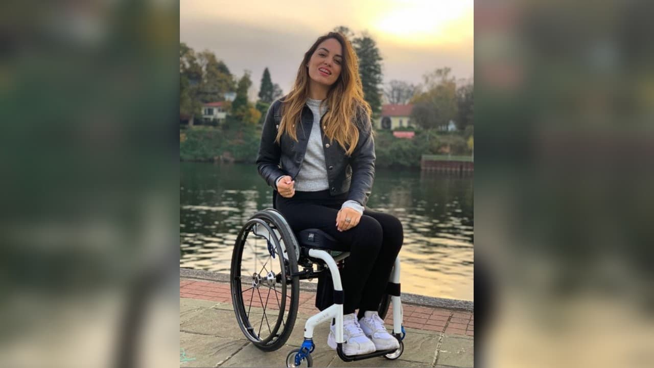 Extenista en silla de ruedas modela lencería por la inclusión