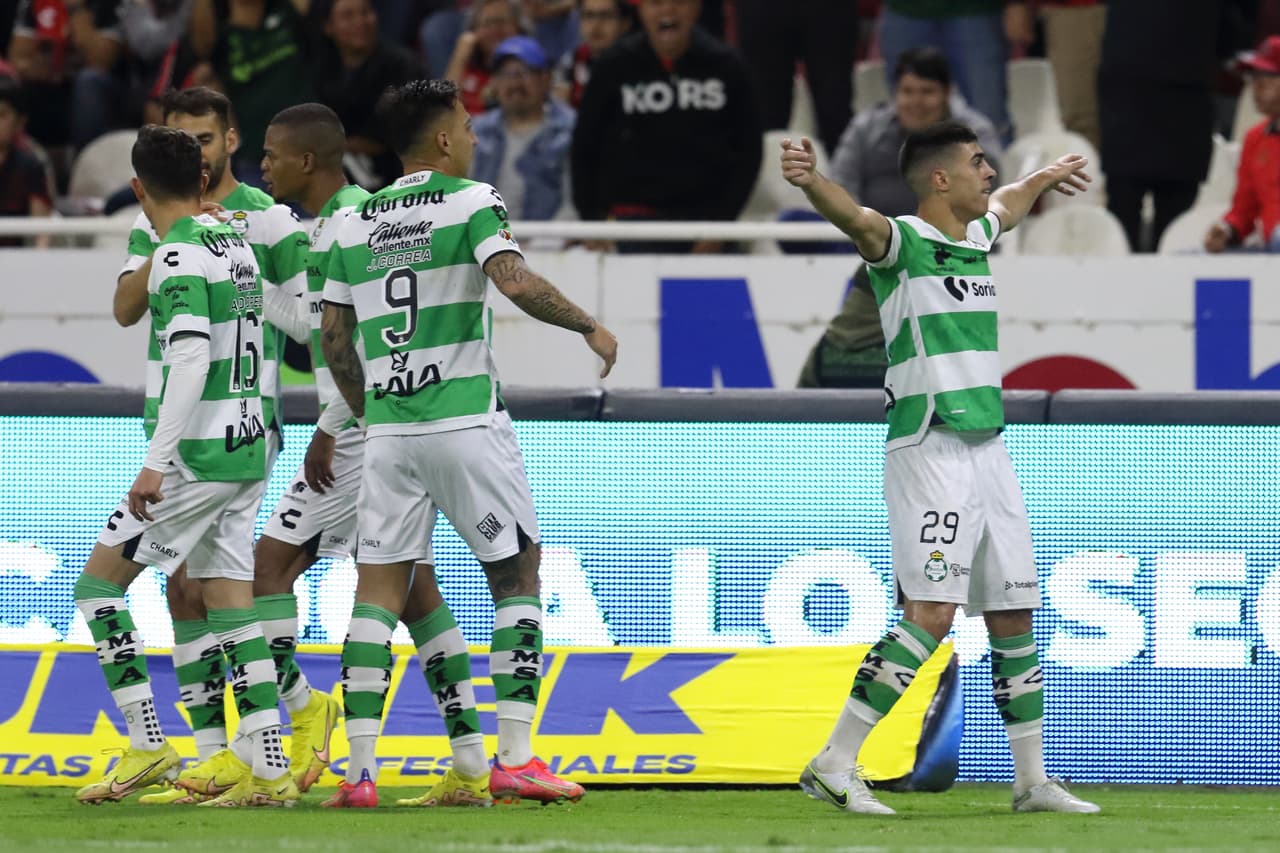 Julián Quiñones se vistió de héroe con Atlas para rescatar un punto ante Santos Laguna en el inicio de la Jornada 4 del Clausura 2023. Javier Correa adelantó a los Laguneros y Jonathan Herrera empató para los Rojinegros en la segunda mitad. Juan Brunetta echó a perder la fiesta de los locales, pero Quiñones daría el golpe final para llevarse el empate.