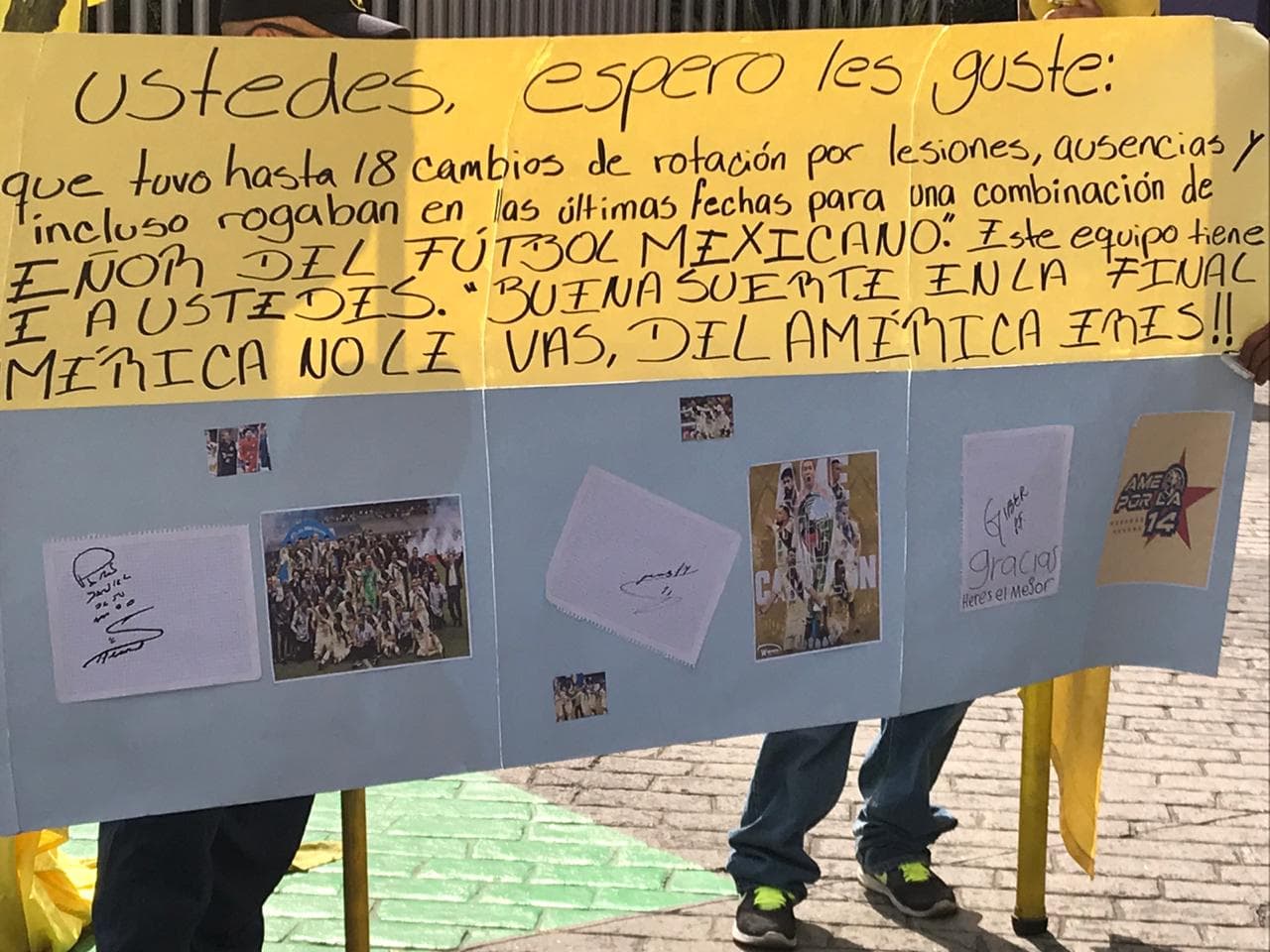 Decenas de americanistas se congregaron en el hotel para alentar al equipo previo a la final del futbol mexicano.