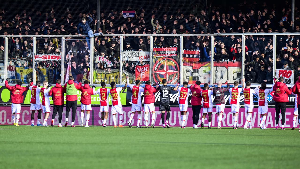PSV supera a Feyenoord y Ajax golea a Cambuur a domicilio.
