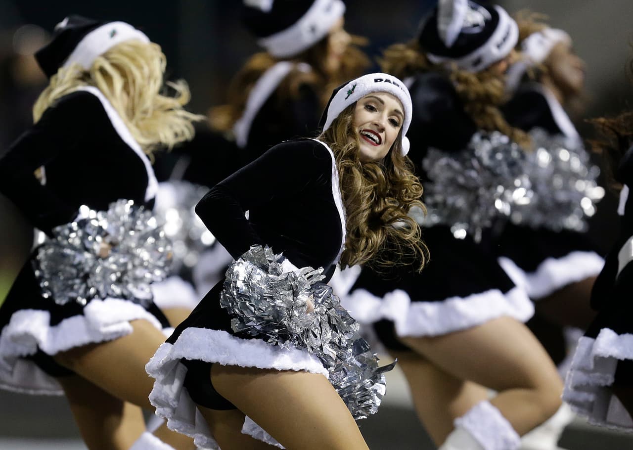 Las animadoras y los fanáticos en múltiples escenarios de la NFL en la jornada 15 vistieron la fiesta del fútbol americano de Navidad con sus atuendos y demás accesorios de las festividades.