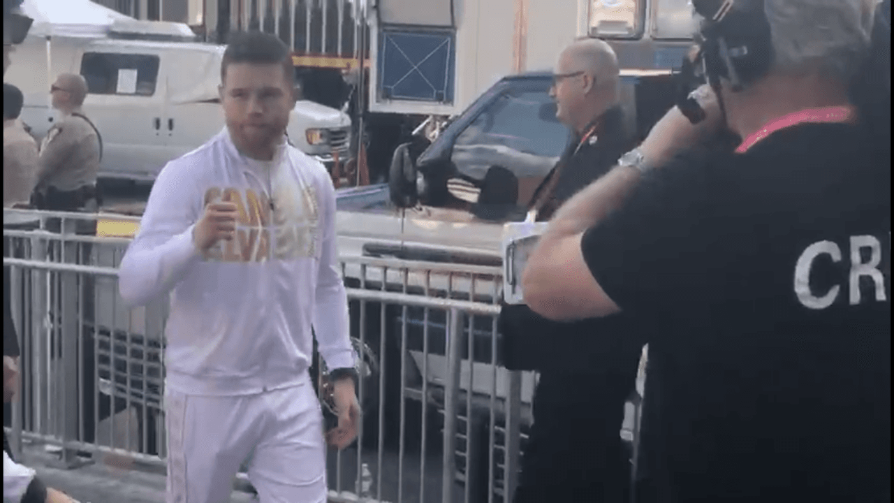 Saúl 'Canelo' Álvarez al momento de su llegada al inmueble donde será la pelea de este sábado.