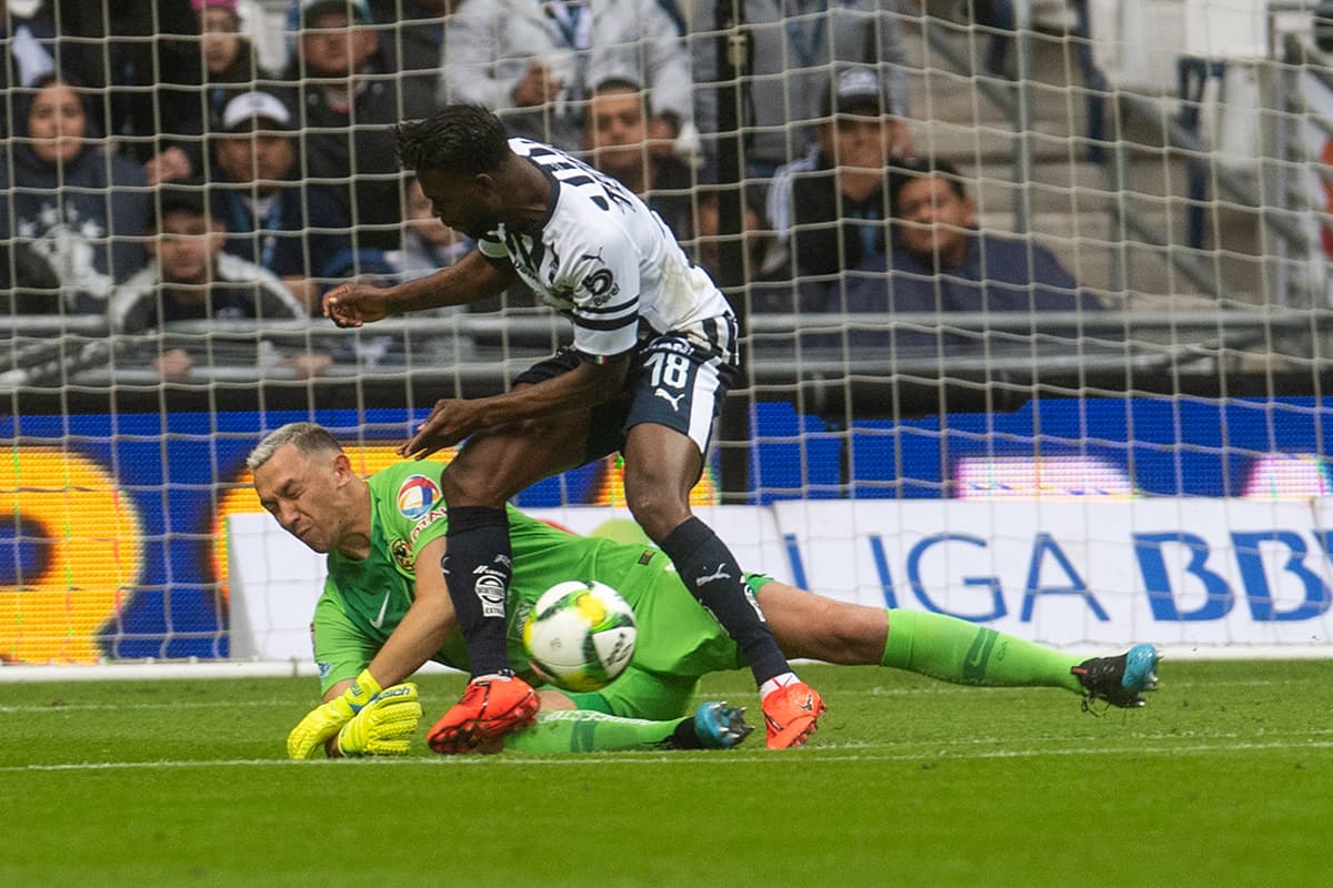 Apenas a los tres minutos fue expulsado el colombiano Avilés Hurtado en esta polémica acción revisada en el VAR.