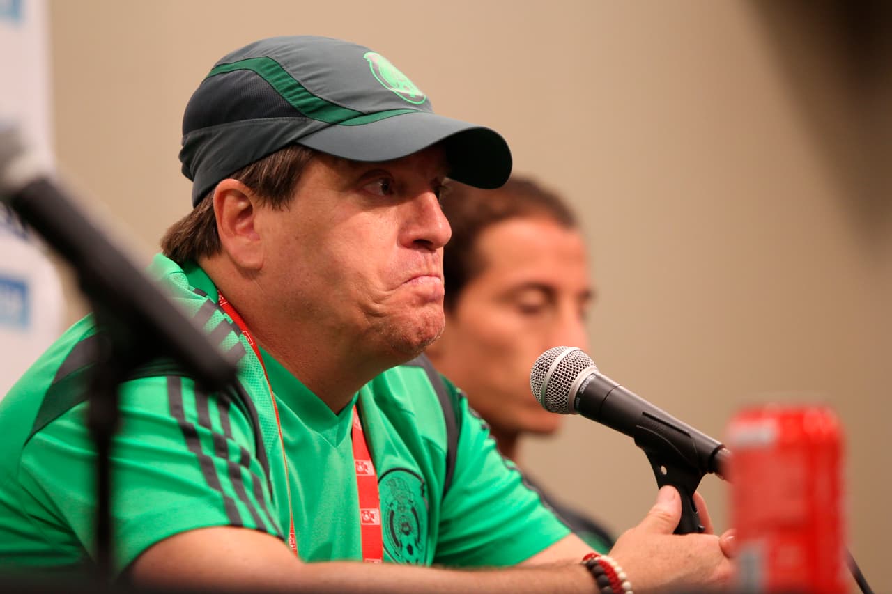 Herrera llevó al 'Tri' a los octavos de final en Brasil, donde cayeron 2-1 contra Holanda con un polémico penalti. A pesar de salir campeón de la Copa Oro de 2015, su salida se presentaría luego de una polémica con un periodista.