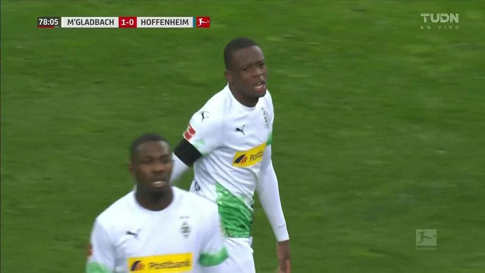 ¡CERCA!. Denis Zakaria disparó que se estrella en el poste.