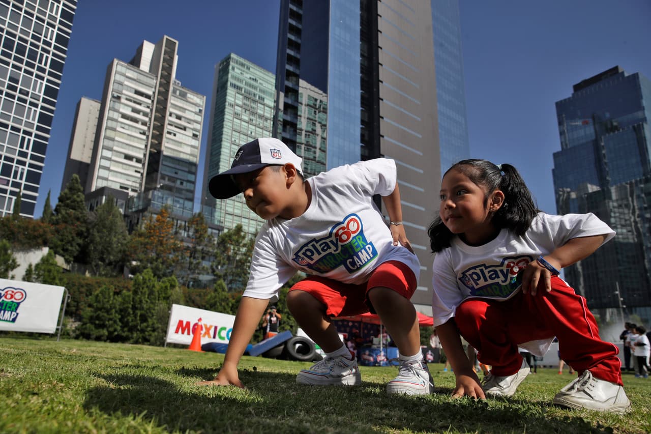 Niños realizando ejercicios de tacleo durante el campamento que se llevó a cabo en el Parque La Mexicana.
