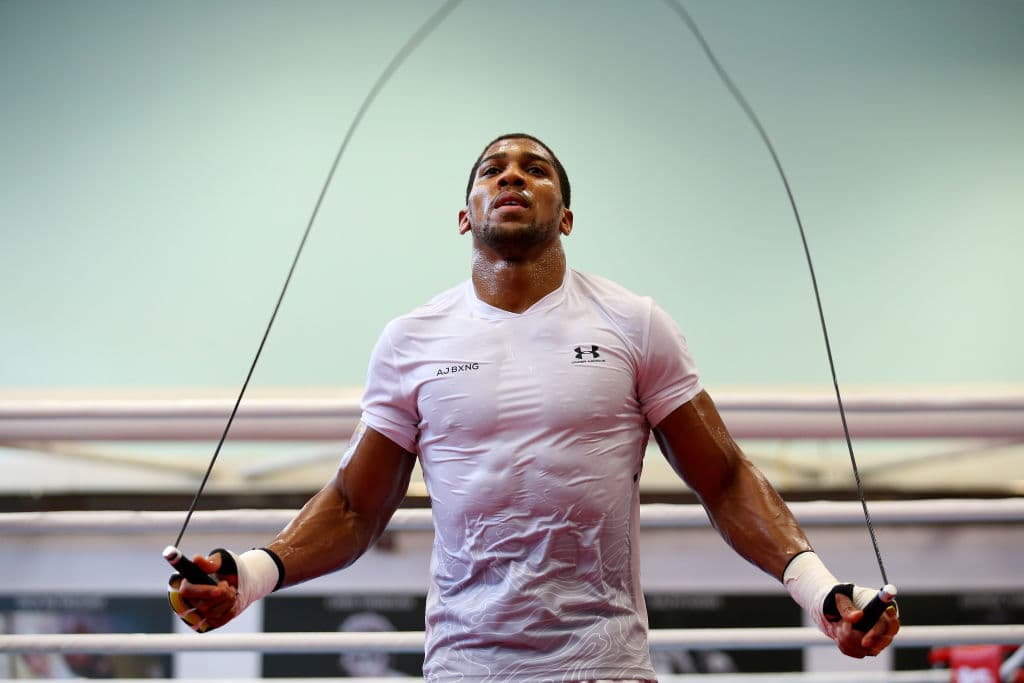 El exboxeador mexicano Marco Antonio Barrera, reconocido en Inglaterra por su victoria sobre el 'Príncipe' Naseem Hamed en 2001, regaló un par de guantes amarillos al campeón invicto FIB, IBO, y AMB de peso completo previo a su pelea con Joseph Parker el próximo 31 de marzo.