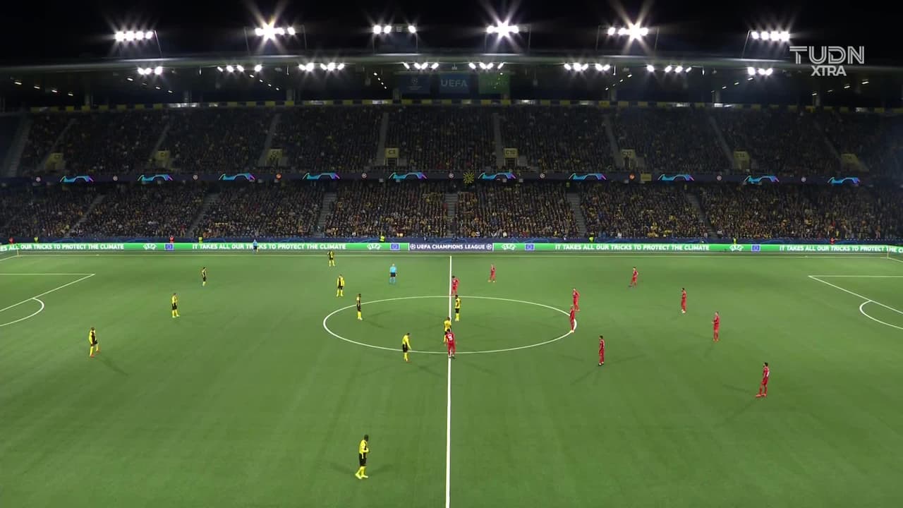 Arranca el partido y la pelota está en juego.