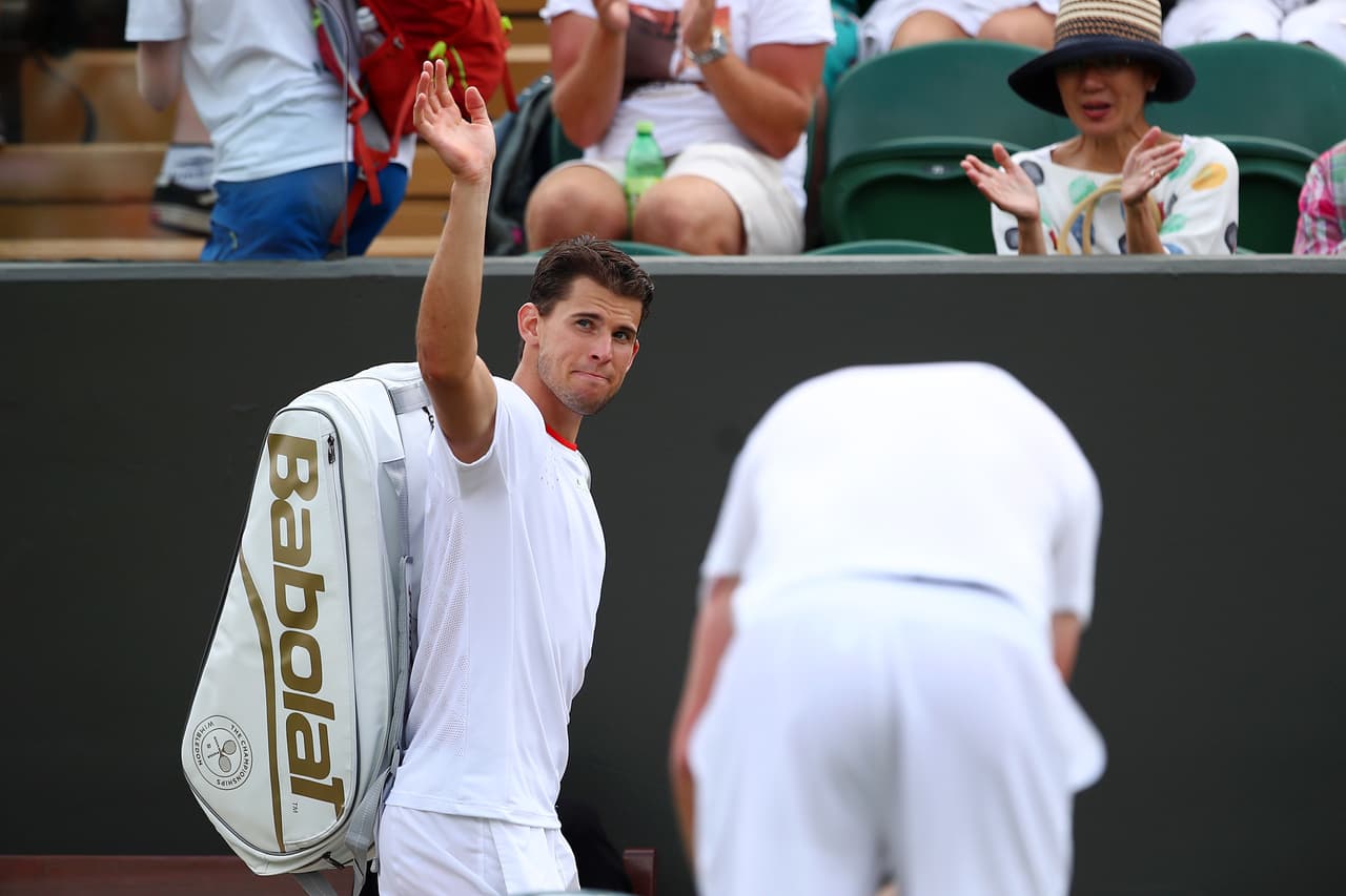El austríaco Dominic Thiem, subcampeón del reciente Roland Garros, cayó en primera ronda de Wimbledon por 7-6 (4), 6-7 (1), 3-6, 0-6 contra el estadounidense Sam Querrey, en una jornada marcada por su tristeza por la temprana eliminación.