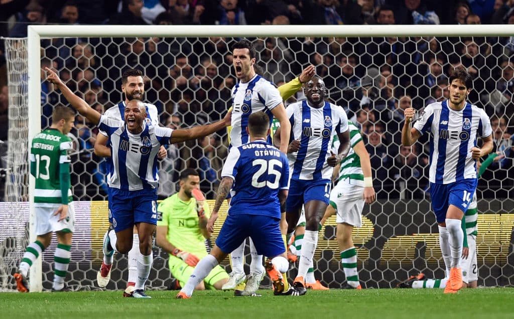 Con los mexicanos en el campo, el Porto le pegó al Sporting y se mantienen en lo más alto