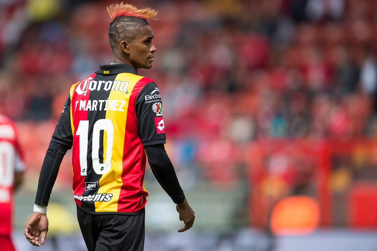 Posteriormente trajo el cabello rojo con los Leones Negros, combinando el color de la playera de la U. de G.