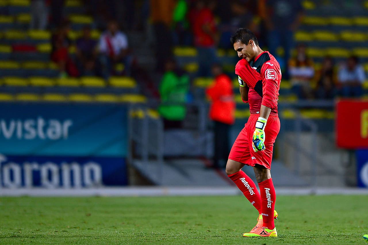 El fallo de Carlos Felipe Rodríguez defendiendo al Morelia contra Tigres no costó propiamente el partido, pero sí hizo parte de la goleada 5-1 en el Apertura 2014. Sucedió con un remate que llegó a sus manos, rebotó en el suelo y del que de repente perdió el control para ver cómo se metió entre sus piernas para entrar al arco. 'Por las charras'.