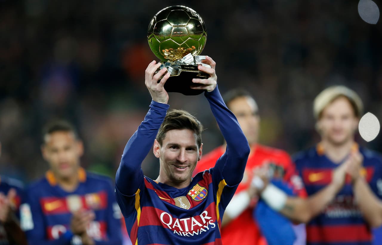Es así como el astro argentino levantó su quinto Balón de Oro durante su carrera profesional. Messi ganó con el 41.33% de los votos, Cristiano sumó 27.76% y Neymar 7.86%. Messi declaró al recibir el galardón: "es mucho más de lo que esperaba cuando era chiquito".