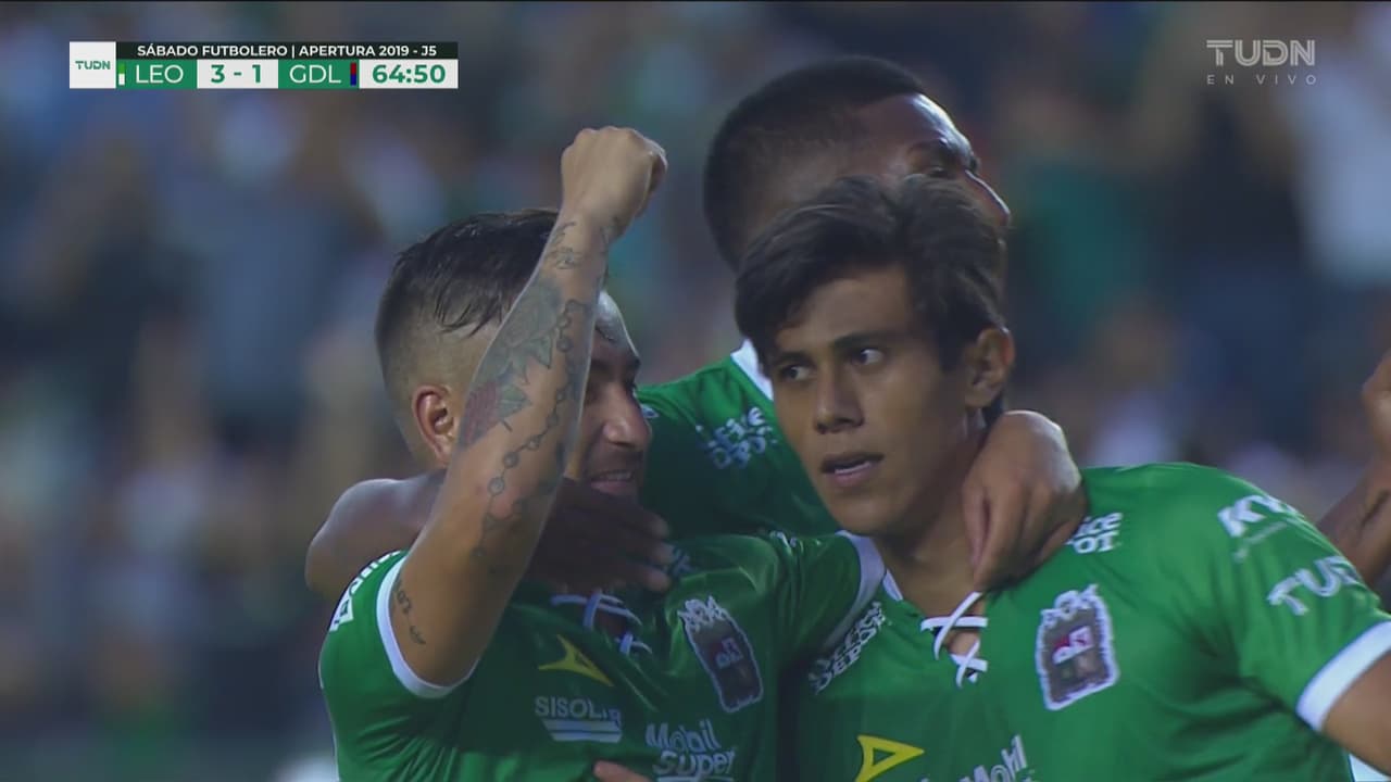 Molina regala un penal que avala el VAR y Macías logra el doblete