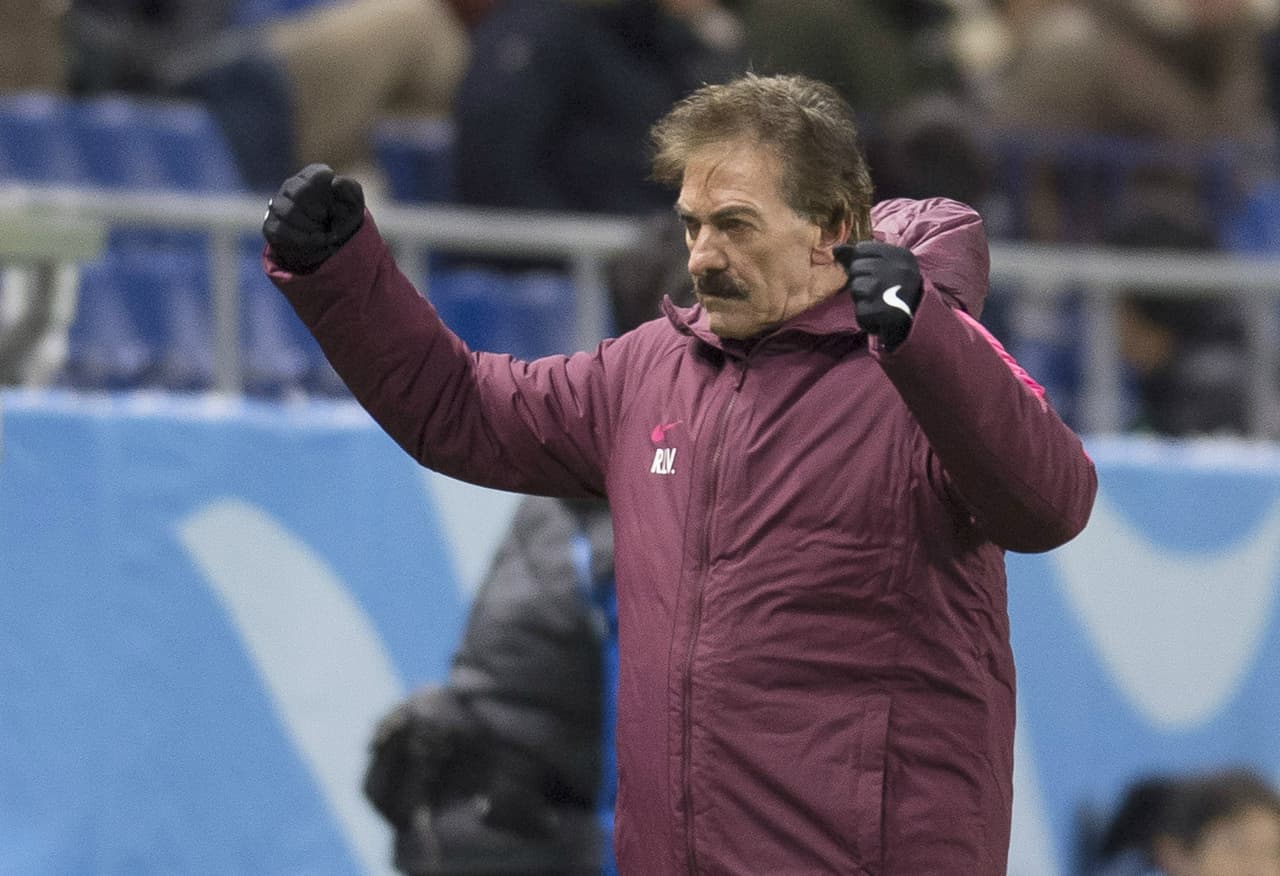 Ricardo La Volpe demostró su felicidad tras conseguir el título y mantener el invicto al frente de las Águilas.